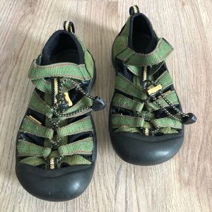 Keen  Newport H2 Waterproof Hiking Sandals Big Kids 4
